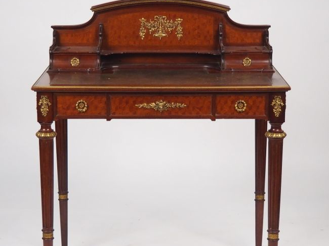 Bureau de dame et sa chaise cannée de style Louis XVI en placage d'aca