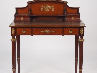 Vente aux enchères Bureau de dame et sa chaise cannée de style Louis XVI en placage d'aca