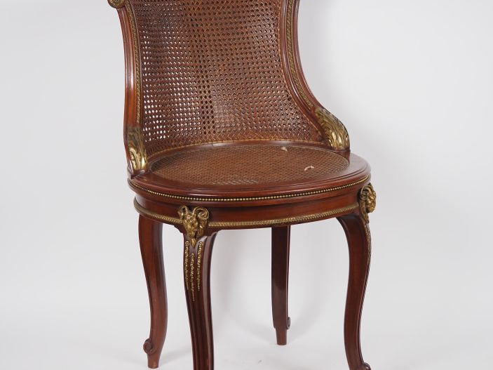 Bureau de dame et sa chaise cannée de style Louis XVI en placage d'aca