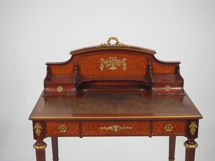 Bureau de dame et sa chaise cannée de style Louis XVI en placage d'aca