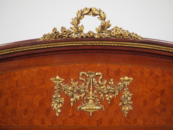 Bureau de dame et sa chaise cannée de style Louis XVI en placage d'aca