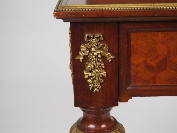 Bureau de dame et sa chaise cannée de style Louis XVI en placage d'aca