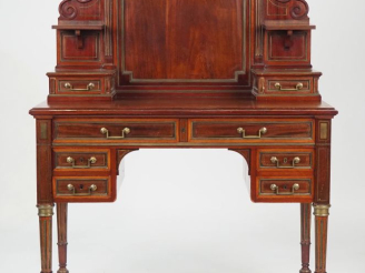 Vente aux enchères KRIEGER.  Bonheur du jour de style Louis XVI en acajou et placage d'ac