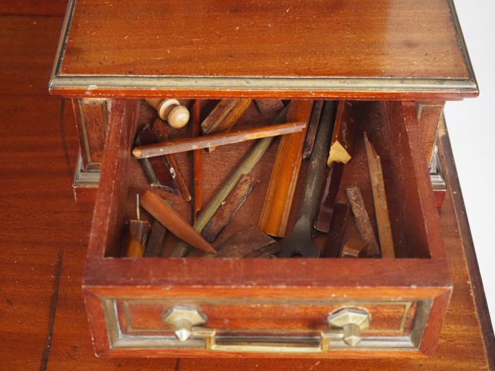 KRIEGER.  Bonheur du jour de style Louis XVI en acajou et placage d'ac