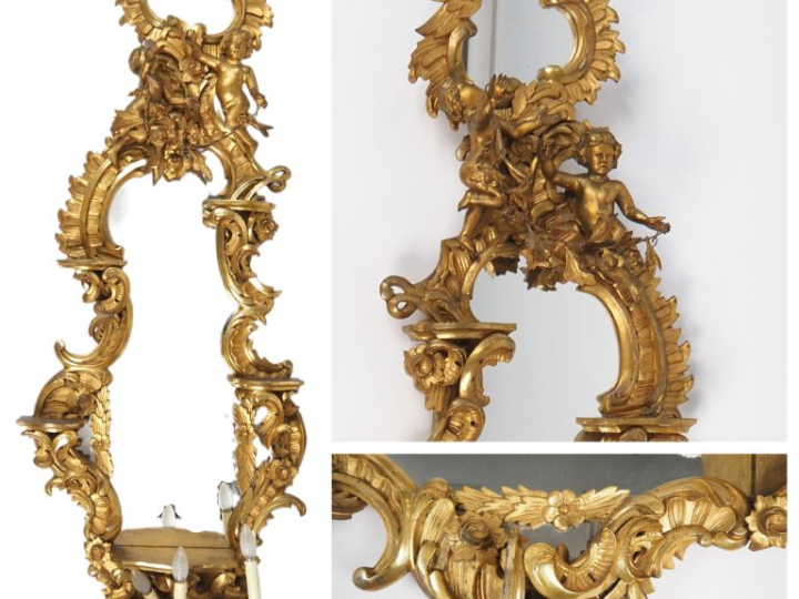 Paire de miroirs de style baroque italien en bois sculpté et doré, à d