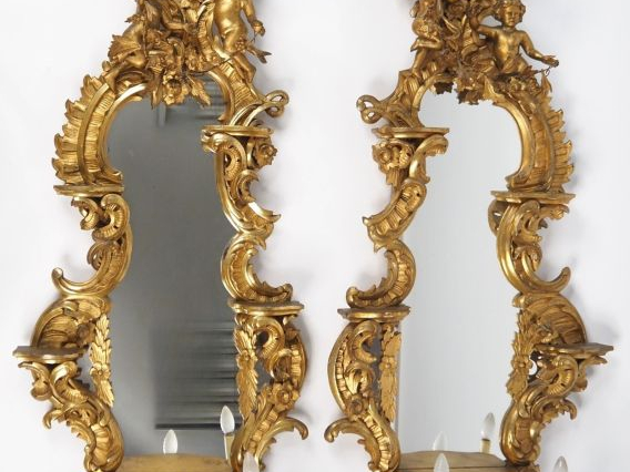 Paire de miroirs de style baroque italien en bois sculpté et doré, à d
