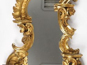 Paire de miroirs de style baroque italien en bois sculpté et doré, à d