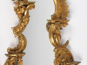 Paire de miroirs de style baroque italien en bois sculpté et doré, à d