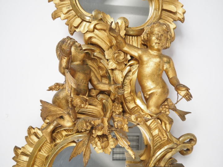 Paire de miroirs de style baroque italien en bois sculpté et doré, à d