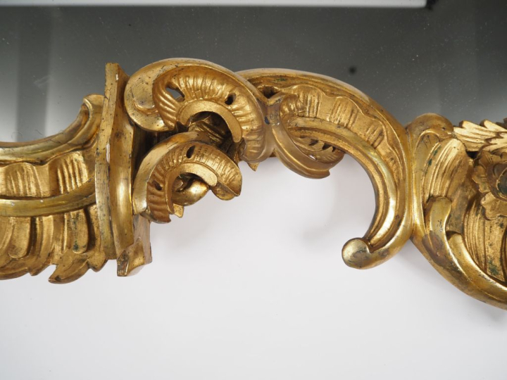 Paire de miroirs de style baroque italien en bois sculpté et doré, à d