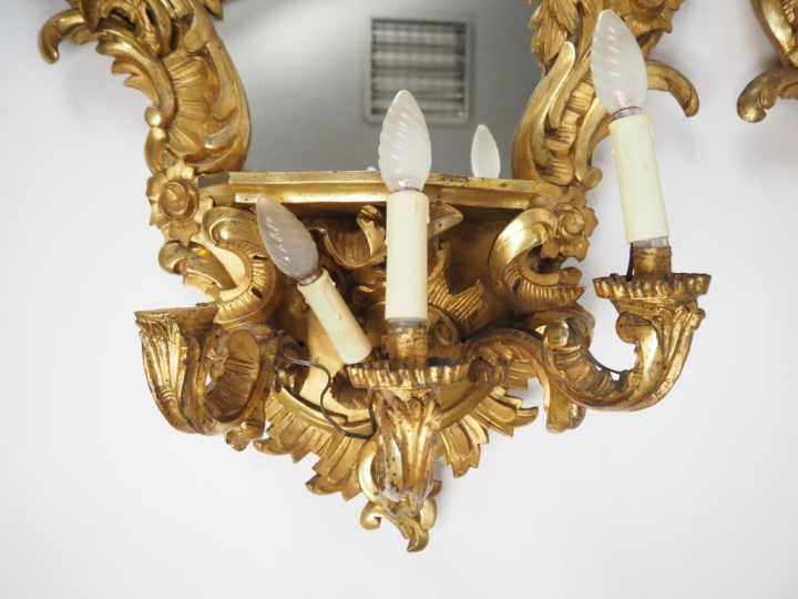 Paire de miroirs de style baroque italien en bois sculpté et doré, à d