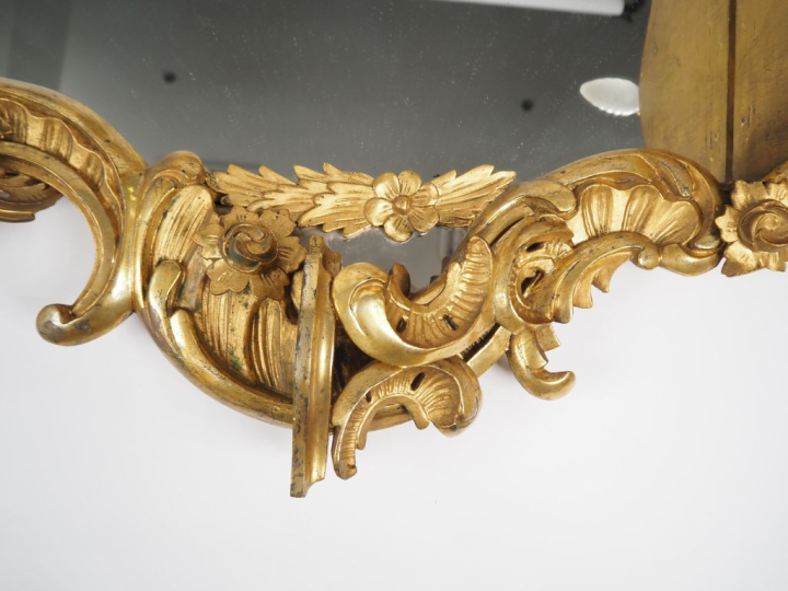Paire de miroirs de style baroque italien en bois sculpté et doré, à d