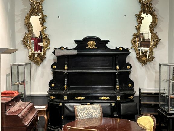 Paire de miroirs de style baroque italien en bois sculpté et doré, à d