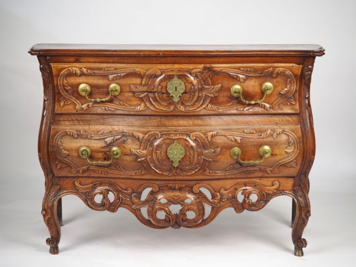 Commode provençale Louis XV en noyer mouluré et sculpté, à décor de fe