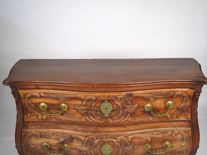 Commode provençale Louis XV en noyer mouluré et sculpté, à décor de fe