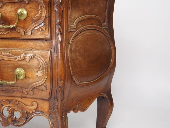 Commode provençale Louis XV en noyer mouluré et sculpté, à décor de fe