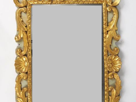 Glace de style Louis XV en bois sculpté et doré, à décor de coquilles,