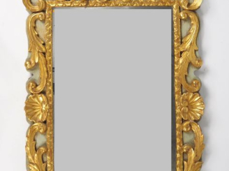 Vente aux enchères Glace de style Louis XV en bois sculpté et doré, à décor de coquilles,