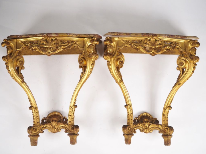 Paire de consoles Napoléon III de style Louis XV en bois sculpté, doré