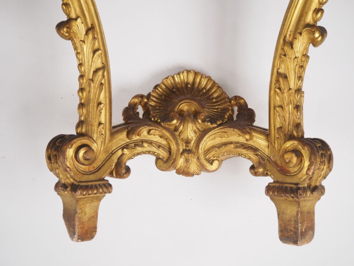 Paire de consoles Napoléon III de style Louis XV en bois sculpté, doré