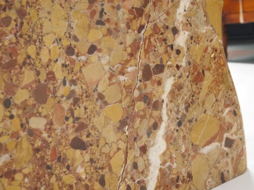 Paire de consoles Napoléon III de style Louis XV en bois sculpté, doré