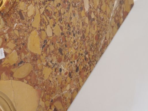 Paire de consoles Napoléon III de style Louis XV en bois sculpté, doré