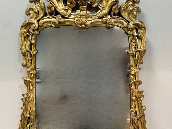 Glace Louis XV en bois sculpté et doré, à décor de fleurs, de rocaille