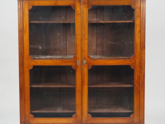Vente aux enchères Vitrine basse Louis XVI en bois naturel mouluré, ouvrant à deux portes
