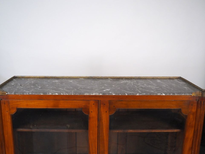 Vitrine basse Louis XVI en bois naturel mouluré, ouvrant à deux portes