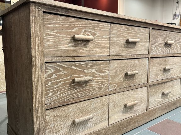 Meuble de mercerie en chêne cérusé, ouvrant à dix huit tiroirs. Dim. 8