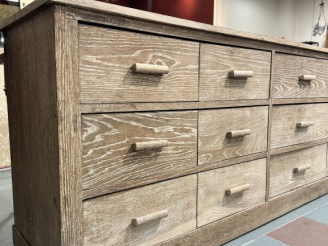 Vente aux enchères Meuble de mercerie en chêne cérusé, ouvrant à dix huit tiroirs. Dim. 8