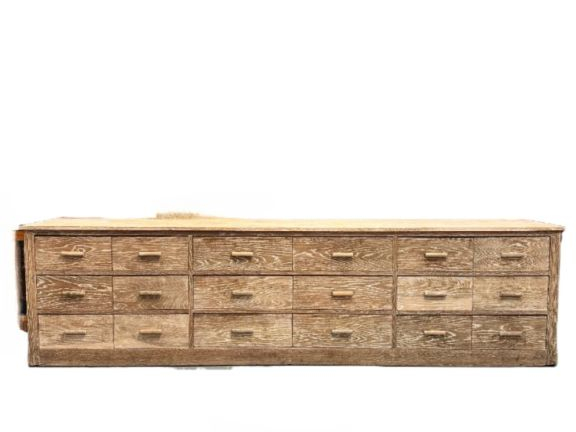 Meuble de mercerie en chêne cérusé, ouvrant à dix huit tiroirs. Dim. 8