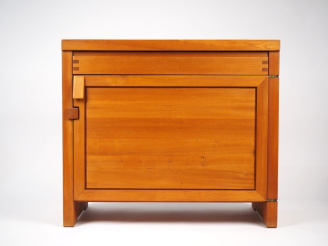 Vente aux enchères Pierre CHAPO. Bahut court modèle R09 B en orme massif ouvrant à un tir