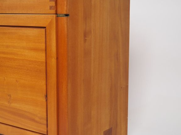 Pierre CHAPO. Bahut court modèle R09 B en orme massif ouvrant à un tir