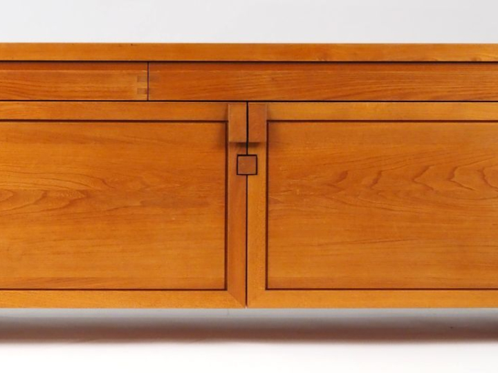 Pierre CHAPO. Bahut long modèle R08A en orme massif ouvrant à deux por