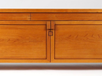 Vente aux enchères Pierre CHAPO. Bahut long modèle R08A en orme massif ouvrant à deux por