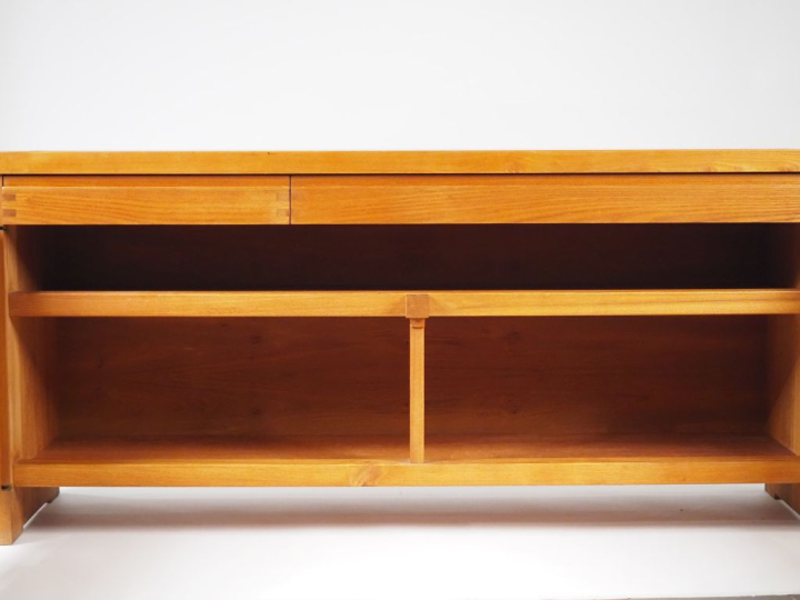 Pierre CHAPO. Bahut long modèle R08A en orme massif ouvrant à deux por