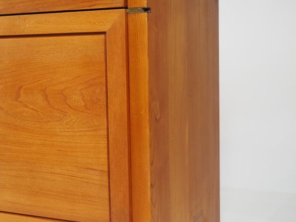 Pierre CHAPO. Bahut long modèle R08A en orme massif ouvrant à deux por