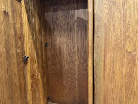 Pierre CHAPO. Armoire ou penderie modulable en orme massif ouvrant à d