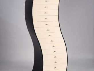Vente aux enchères Shiro KURAMATA pour CAPPELLINI. Meuble "PC/3 - Side 1" blanc et noir. 