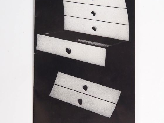 Shiro KURAMATA pour CAPPELLINI. Meuble "PC/3 - Side 1" blanc et noir. 