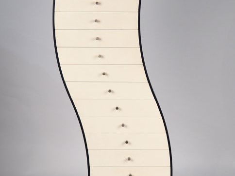 Shiro KURAMATA pour CAPPELLINI. Meuble "PC/3 - Side 1" blanc et noir. 