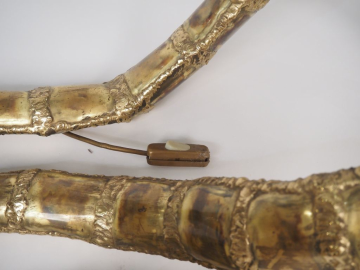 Henri FERNANDEZ. Table basse lumineuse "cobra" en laiton doré, les yeu