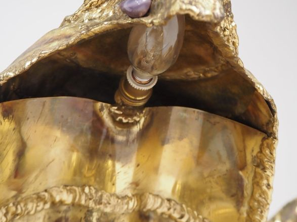 Henri FERNANDEZ. Table basse lumineuse "cobra" en laiton doré, les yeu