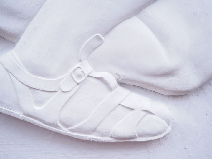 Paire de grands bas reliefs en platre et stuc représentant Vaslav Niji