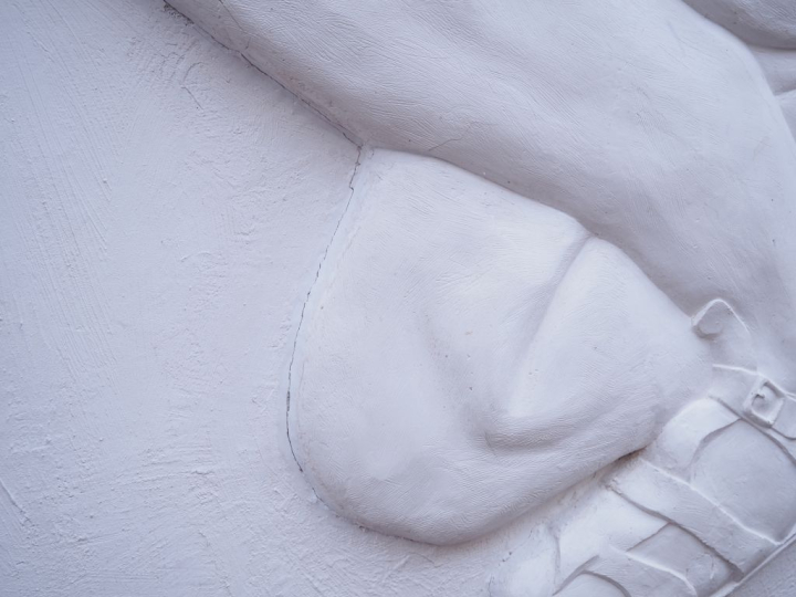 Paire de grands bas reliefs en platre et stuc représentant Vaslav Niji