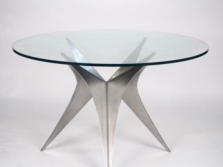 Table 1970 en verre et métal chromé , piétement en forme d'étoile.  H.