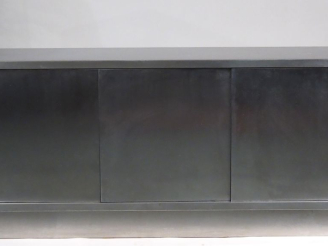 Vente aux enchères Enfilade 1970 garniture de métal chromé, trois portes.  Dim. 73 x 160 