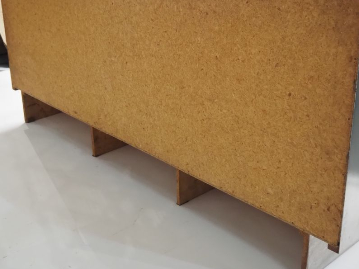 Enfilade 1970 garniture de métal chromé, trois portes.  Dim. 73 x 160 