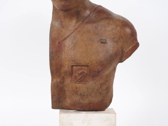 Vente aux enchères Igor MITORAJ. "Asclépios". Sculpture en bronze à patine brune. Signée 